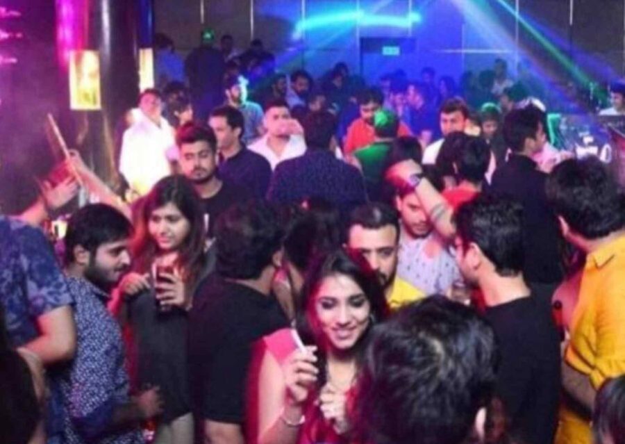Pune: Pub Crawl (3 Hours Guided Bar Hopping Tour)