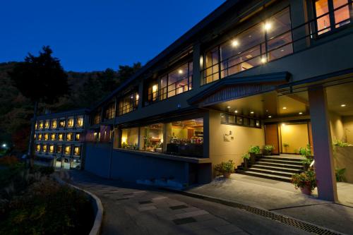Rakuyu - Picturesque Lakeside Location