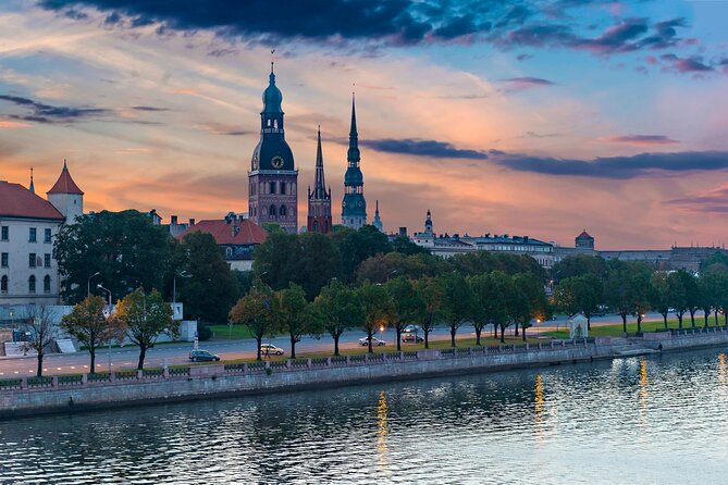 Riga Scavenger Hunt and Highlights Self-Guided Tour - Exploring Rigas Iconic Landmarks