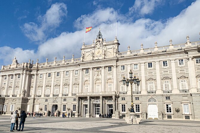 Royal Palace of Madrid Guided Tour and Flamenco Show With Tapas - Meeting and End Locations