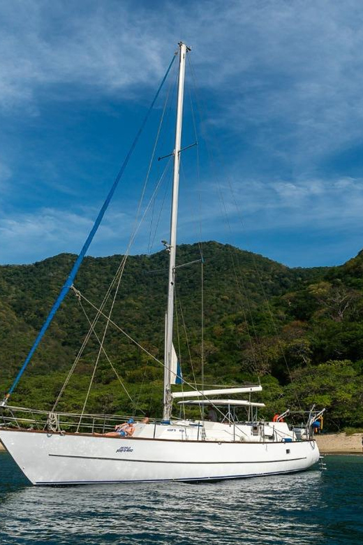 SAILING TO TAYRONA PARK WITH LUIS'S TEAM