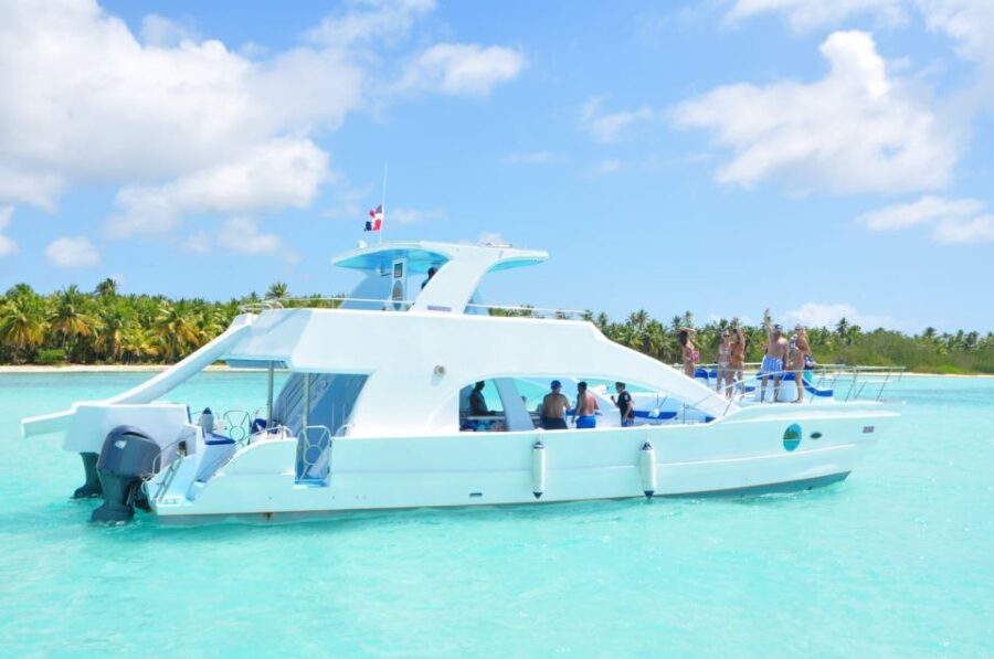 Samana: City Tour + Whale Watching + Cayo Levantado