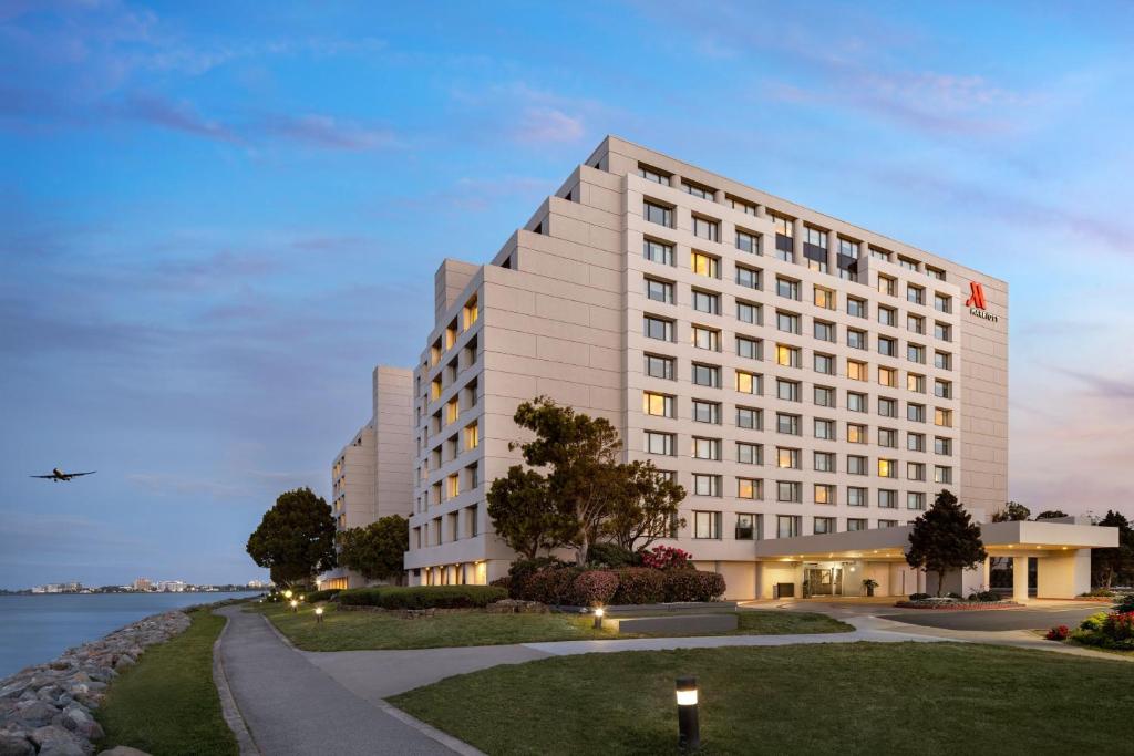 San Francisco Airport Marriott Waterfront - Hotel Location and Accessibility