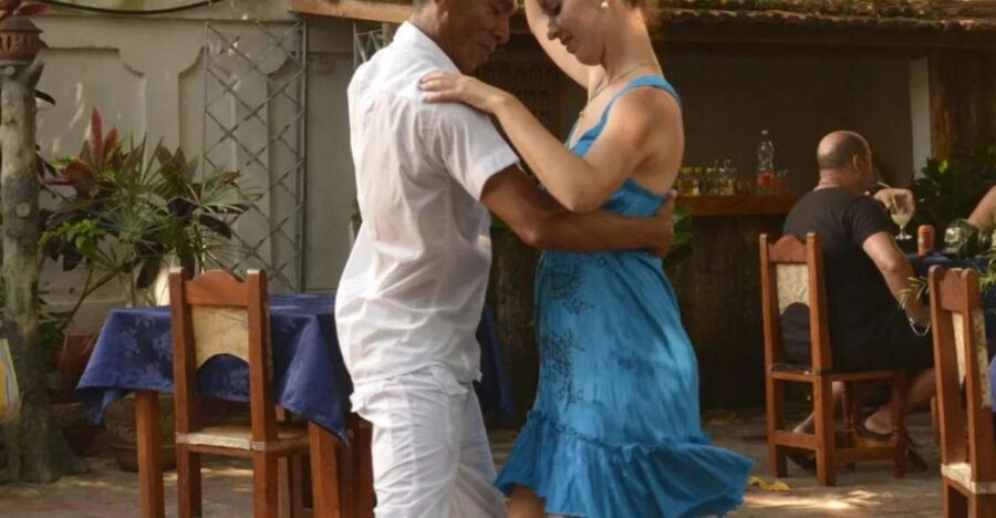 Santo Domingo: Bachata or Salsa Dance Classes