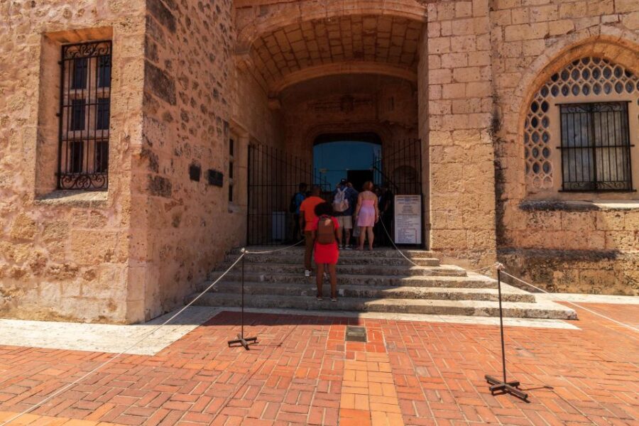 Santo Domingo City Tour: Colonial City, Los Tres Ojos, Lunch