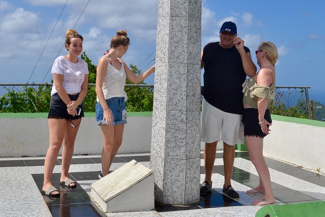Scenic Historical Tour to Fort Charlotte and Queens Drive From IV Tours