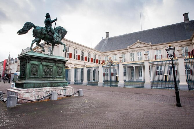 See Love Signs: an Inspiring Private Walking Tour in the Hagues Royal Quarter