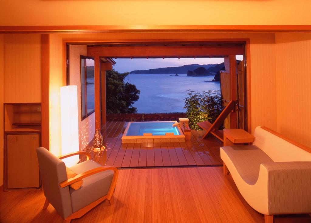 Shimoda Yamatokan - Stunning Beachfront Location