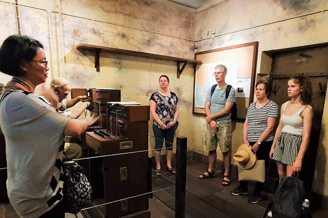 Singapore Walks Half Day Tour at Battlebox and Fort Canning Hill + Merchandise