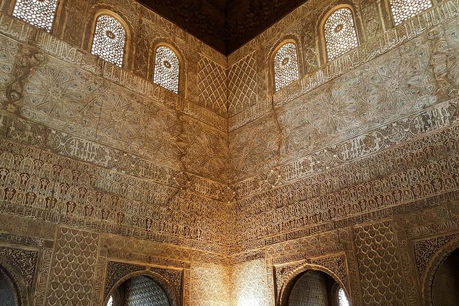 Skip the Line: Alhambra Palace and Generalife Gardens Private Guided Tour