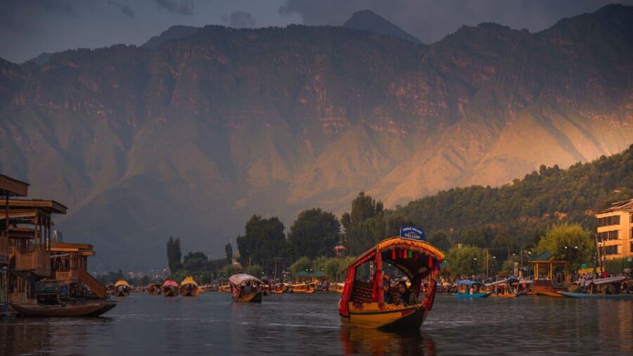 Srinagar: 3-Day Houseboat Tour With Mughal Gardens Visit