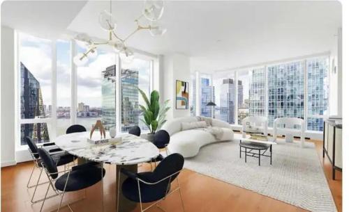 Stunning Views of Manhattan - Property Overview and Location