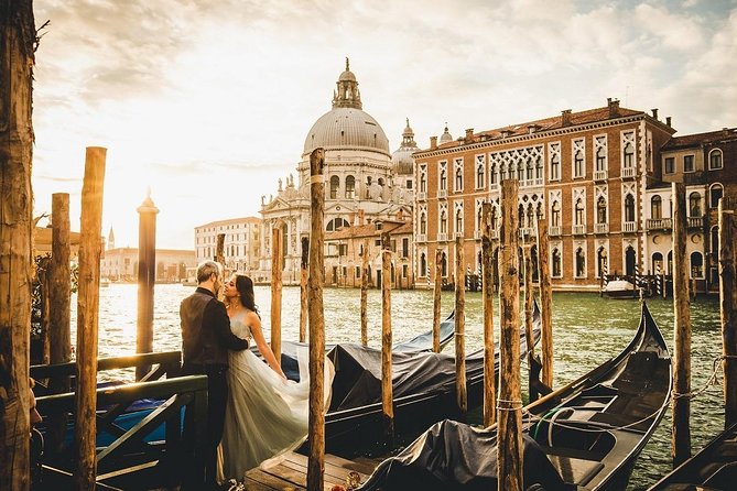 Sunrise Couple Photoshoot Tour - Exploring Venice at Sunrise