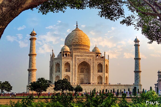 Taj Mahal Guided Tour With Lunch and Entry Fee From Jaipur
