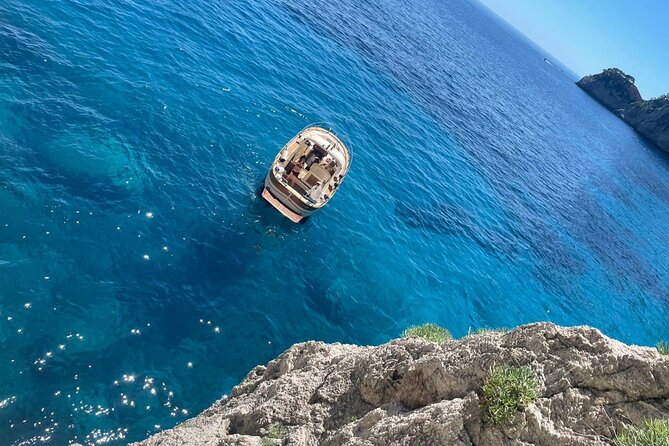 Three Hour Private Guided Tour of Capri With a Luxury Gozzo Cabin Cruiser