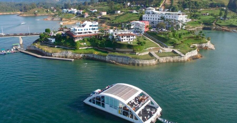 Tour Guatapé: Luxury Yacht to the Stone of Peñol.