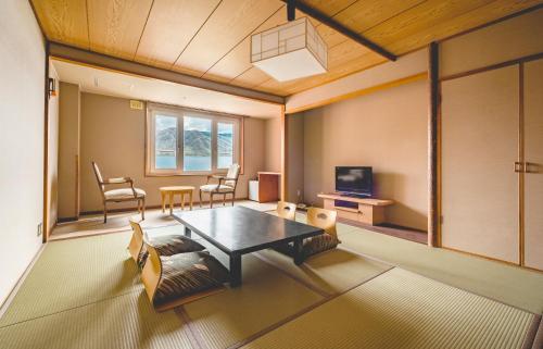 Toyako Manseikaku Hotel Lakeside Terrace - Hotel Overview and Location