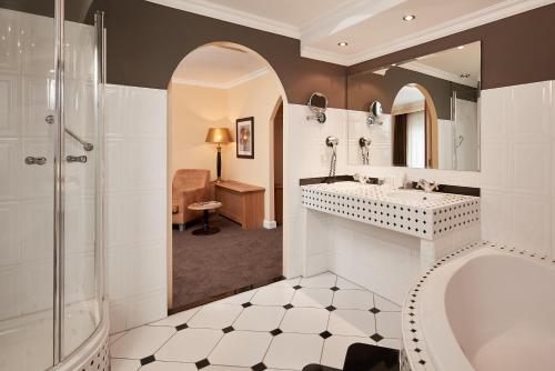 Van Der Valk Hotel Hardegarijp - Leeuwarden - Hotel Overview