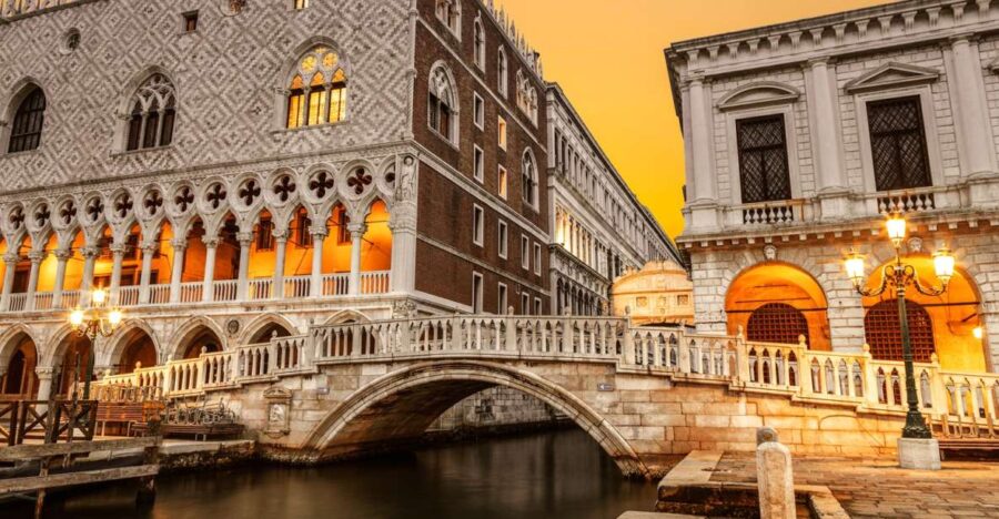 Venice: Medieval Guided Walking Tour & History Gallery Visit