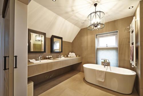 Villa Magnolia - Location and Setting