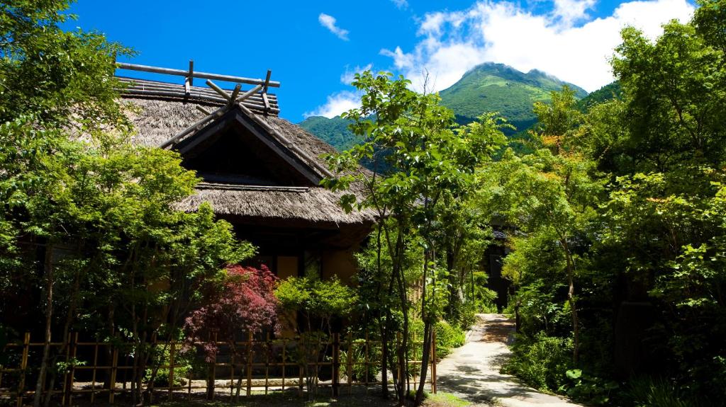 Yufuin Hoteiya - Picturesque Location and Accessibility