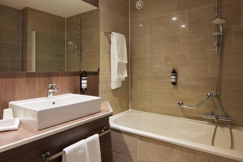 Auberge Du Bonheur - Accommodations and Room Features