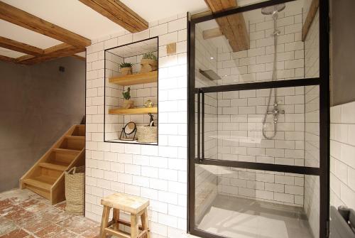 Authentic Farmhouse - The Gilded Unicorn - Accommodations