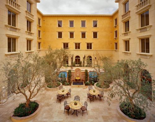 Ayres Hotel Manhattan Beach - Location and Accessibility
