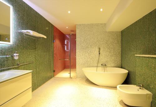 Chasse Hotel - Location and Accessibility