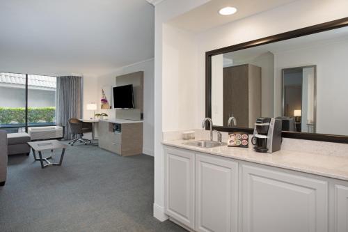 Crowne Plaza Costa Mesa Orange County, an IHG Hotel - Exceptional Dining and Culinary Offerings