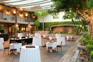 DoubleTree by Hilton Claremont - Convenient Location