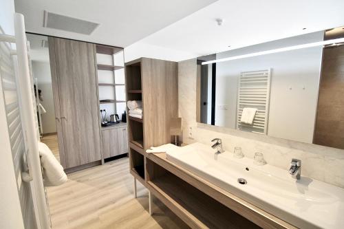 Dune Hotel Breezand - Location and Accessibility