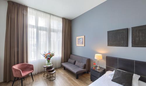 Hotel Chariot - Amenities and Services