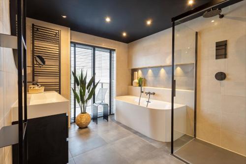 Hotel Hogerhuys - Adults Only - Location and Accessibility