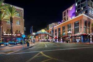 Hotel Indigo San Diego - Gaslamp Quarter, an IHG Hotel - Room Types and Amenities