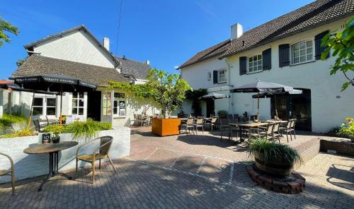 In the White Lady Hotel Bar Kitchen Apartments - Accommodation and Facilities