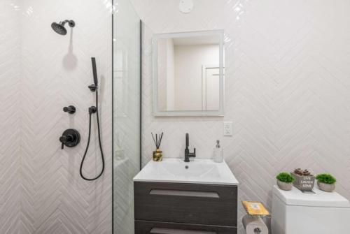 Luxe Studio W Juliet Balcony in Upper East - Room Amenities
