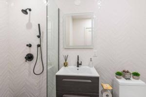 Luxe Studio W Juliet Balcony in Upper East - Room Features