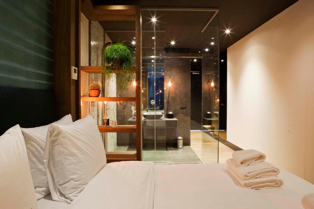 Manzos Suites Review