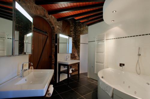 Romantic Hotel Castle Daelenbroeck - Amenities and Facilities