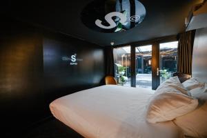 SUPPER Hotel - Location and Nearby Attractions