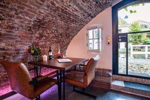 UKI-Hotel - Location and Attractions