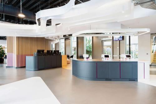 YOTEL Amsterdam - Location and Accessibility