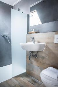 B&B Hotel De Waal - Amenities and Services