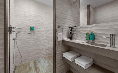 Beachhouse Hotel - Amenities and Services