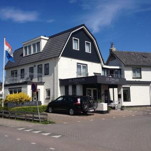 Boutique Hotel De Zwaluw - Accommodations and Amenities