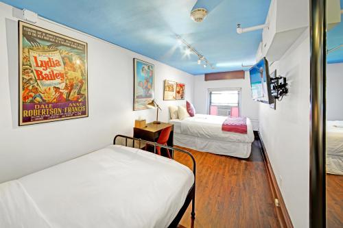 Chelsea Pines Inn - In-Room Amenities