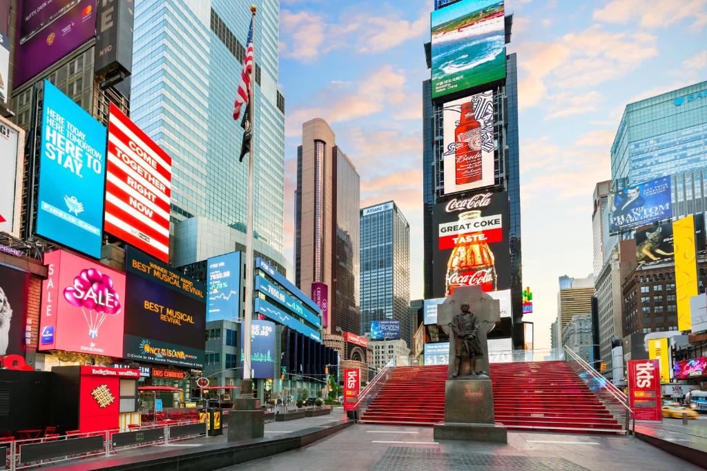 Crowne Plaza Times Square Manhattan, an IHG Hotel - Diverse Dining and Dining Options