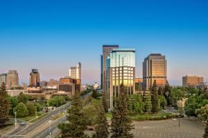 Embassy Suites by Hilton Sacramento Riverfront Promenade - Dining and Breakfast