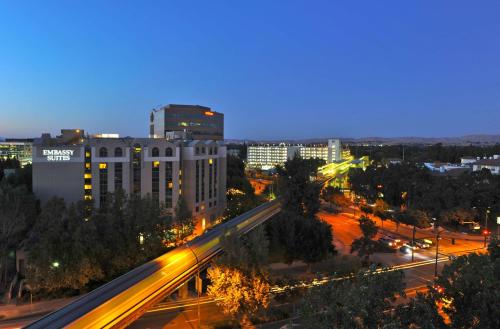 Embassy Suites by Hilton Walnut Creek - Onsite Dining and Complimentary Offerings